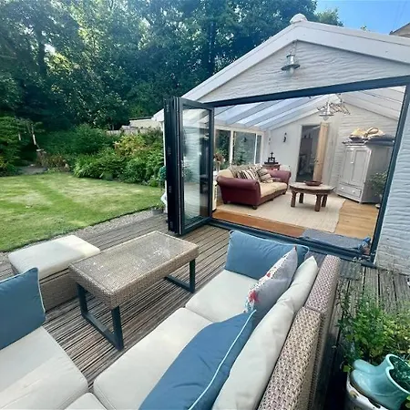 Landsted Truck House, Luxury Accommodation, Pet Friendly